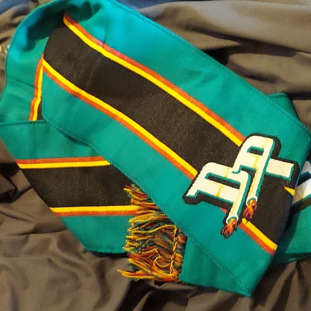 90s nba fire! Most stereotypical 90s colorway ever on this pistons scarf.